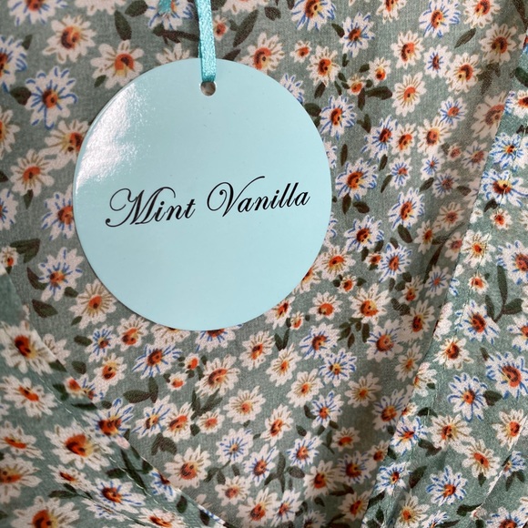 Baby Blue Floral V-Neck Crop Top - Picture 3 of 6